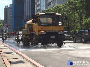 針對高溫悶熱天氣，環保局進行市區街道灑水機制，降低市區道路環境溫度。（圖／記者黃村杉攝）