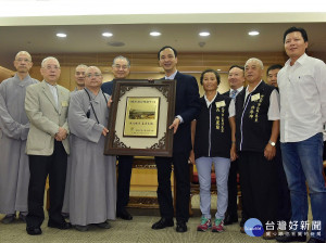 法鼓山28日捐贈新臺幣5,000萬元協助修復橋梁，市長朱立倫代表受贈。（圖／記者黃村杉攝）