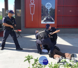 北港警方實施恐怖攻擊等重大人為危安事件實警演練，場面十分逼真，可見平日勤務落實之成果。（記者陳昭宗拍攝）