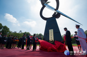 國防部參謀本部資通電軍指揮部今（29）日正式成軍，身兼三軍統帥的蔡英文總統前往新店營區出席編成典禮，除強調「資安就是國安」，並期勉資通電軍指揮部積極整合資源、培育資通電人才，發揮領頭的前導角色。（圖／總統府Flickr）