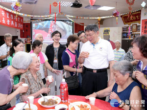 台北市長柯文哲29日中午到大同區保安里活動中心，跟當地長者共進午餐，並驗收市府推動老人共餐的成果。（圖／台北市政府提供）