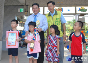 邱市長頒發小朋友校外比賽獲優勝的獎品