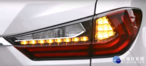 從7月1日起，汽機車駕駛人轉彎或變換車道時如誤打反方向方向燈（例如要右轉卻打左轉方向燈），罰鍰與未使用方向燈相同，為600元至1800元。（圖／YouTube）