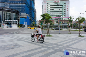 為整頓人行道行路空間，台北市交通局宣布，7月17日起，自行車違規騎乘人行道及騎樓會被罰款300元。（圖／Wikipedia）