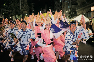 「東京高圓寺阿波舞」祭典。