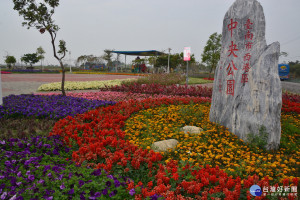 西港區中央公園，偌大的公園竟無公廁，前往散步休憩的民眾很「不方便」。(圖/記者黃芳祿攝)