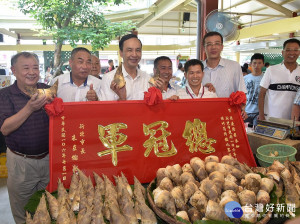 市長朱立倫表揚新店地區筍農張慶隆擊敗70位各區高手，奪得「新北筍王」及「美筍王」的雙料殊榮。（圖／記者黃村杉攝）