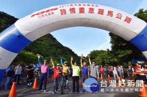 羅馬公路自行車挑戰賽，桃園市長鄭文燦鳴槍起跑。