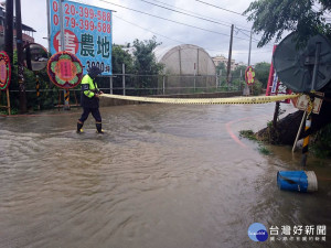 龍潭豪雨造成道路淹水   警方冒雨交管排除道路障礙