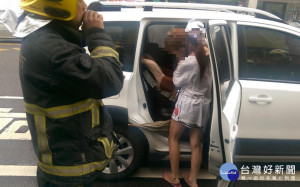 粗心媽鑰匙遺落致男童受困車內，警消緊急救援脫困