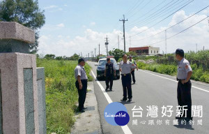 男子疑因騎乘機車未戴安全帽，自撞後急救不治，北港警方現場探究事故肇因。（記者陳昭宗拍攝）