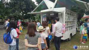 圖書行動專車開進東眼山森林遊樂區　提供閱覽借閱服務