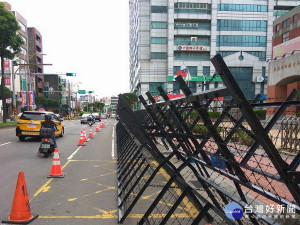 中壢警方在桃園市政府青年局周遭進行封街並架設拒馬。