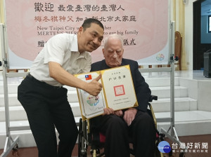 來自比利時的梅冬祺神父在臺服務逾65年，副市長侯友宜頒4日頒給身分證及戶口名簿。（圖／記者黃村杉攝）