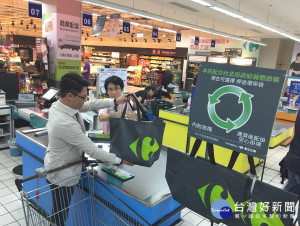 台北市環保局與量販業者家樂福、愛買合作，推出49元「押金環保袋」措施，並導入回收、清洗購物袋機制，讓忘記攜帶購物袋的消費者，有更環保的購物裝袋選擇環保二次袋。（圖／家樂福提供）