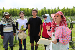 張花冠縣長在火龍果園替青農呂昊人和另一半陳宛彤證婚