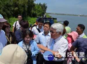 針對沿海文蛤異常死亡常態化跡象，雲縣府邀集相關單位前往現場會勘，並召開研商防治輔導會議。（記者陳昭宗拍攝）