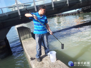 基隆市環保局針對6日下午針對基隆港旁旭川河出海口有魚屍曝曬散發惡臭，立即前往查核。（圖／基隆市政府提供）