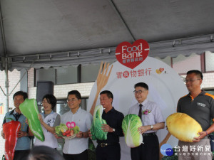 為落實實(食)物銀行續食概念，今年台東縣政府社會處與台東市公所、台東果菜市場股份有限公司建立合作機制，期許物資有效運用。（圖／台東縣政府提供）