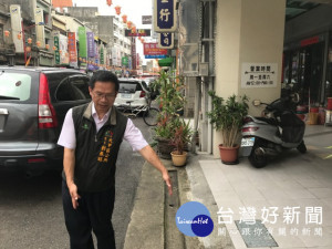 大甲區長劉來旺為改善地方交通環境，除大力爭取經費興建大型停車

場，昨日勘查蔣公及順天路，研究闢路邊停車辦法。（記者陳榮昌攝

）