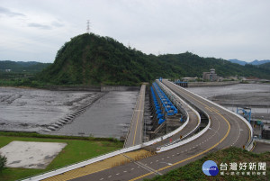 提供雲林、彰化92.5%農業用水的濁水溪集集攔河堰。（圖／擷自經濟部水利署中區水資源局）