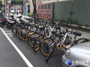 oBike營業車輛大量占用機車停車位，以及自行車架等影響民眾停車秩序問題。（圖／記者黃村杉攝）