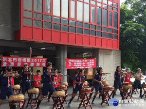 童軍夏令體驗營於板橋莒光複式童軍團精彩振奮的太鼓表演熱鬧揭開序幕。（圖／記者黃村杉攝）