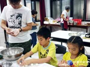 親子一起動手作豆腐料理，體驗料理的樂趣 。（圖／記者黃村杉攝）