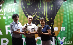 農業局副局長蔡永勝(左)頒獎給優勝者