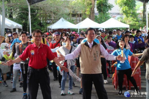 工安宣導，台南市副市長張政源帶領大家做律動熱身操。(圖/台南市政府提供)