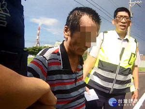 醉男熱昏跌落水溝   巡邏警即刻救援脫困