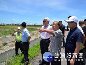 縣長李進勇關心麥寮與四湖鄉道路及排水等問題，與副議長蘇俊豪、四湖鄉長蘇國瓏現勘。（記者陳昭宗拍攝）