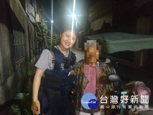 迷途老婦馬路上徘迴不知所措，熱心女警協助返家