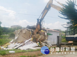 台中市府都發局十一日，強制拆除大甲一塊農地多次違法建築，以維護國土合法使用。（記者陳榮昌攝）