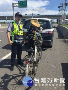 鐵馬旅遊的老翁誤闖快速道路險象環生，台西所員警一路護送引導他騎到安全的平面道路。（記者陳昭宗拍攝）