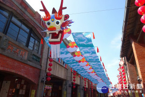 「匠心幻龍」裝置藝術現身傳藝中心文昌街。（圖／全聯善美的文化藝術基金會提供）