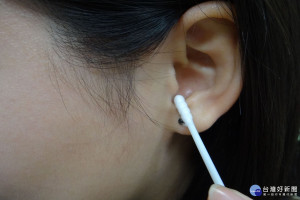 棉花棒掏耳垢容釀耳垢阻塞。奇美醫建議耳垢過多導致不適時不要自行濫挖，應向耳鼻喉科醫師求助。