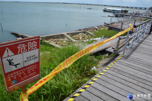 台江國家公園七股潟湖轄內木棧道腐壞又未設欄杆，只用黃色塑膠布圍上警示。