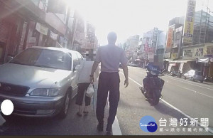 失智老婦路旁沉思 暖心警護送「服務到家」