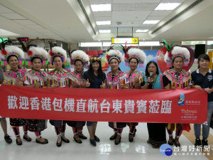 台東縣政府為力拼觀光發展，持續國際行銷推廣及開拓多元市場，暑假再續推動香港到台東包機專案，觀光旅遊處長江慧卿親自率領同仁前往接機，現場有原住民精彩的迎賓舞表演。（圖／台東縣政府提供）