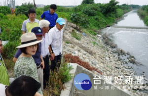 立委蘇治芬邀水利署長賴建信等至雲林嚴重淹水地區會勘，爭取將雲林治水項目納入前瞻計畫。（記者陳昭宗拍攝）