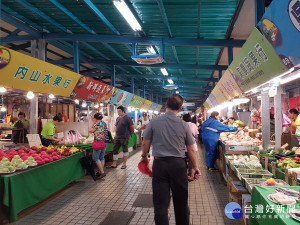 黃昏市場全面更換LED燈具，打造明亮又節能的優質購物環境。（圖／記者黃村杉攝）