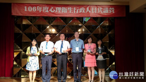 南投衛生局長黃昭郎（ 左二）親自接受頒獎。（衛生局提供）