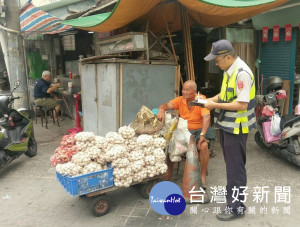 北港警方強力執行道路障礙清除勤務，除維護鎮容美觀，亦還給用路人順暢之公共通行環境。（記者陳昭宗拍攝）