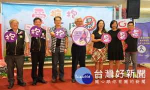 縣長李進勇、社會處長徐忠徹及雲林地院法官潘雅惠、地檢署檢察官吳文城、勵馨基金會主任陳延道邀請民眾響應反暴力。（記者陳昭宗拍攝）