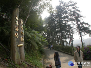 圖說:東勢林場中的森林浴健康步道，是許多大小朋友夏季最愛的避暑勝地。（記者黃玿琮攝）