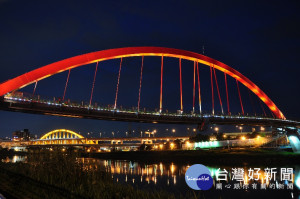 彩虹橋照明妝點夜景