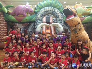 高達5公尺氣墊打造300坪小恐龍歷險樂園，就在台南中山店。