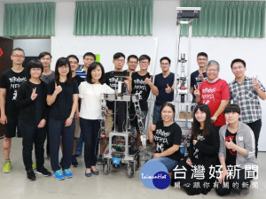 蘇慧貞校長(前排左3)參觀李祖聖教授機器人實驗室。