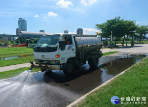 回收水為園區灑水達到降溫效果，同時也達到道路清潔作用。（圖／記者黃村杉攝）